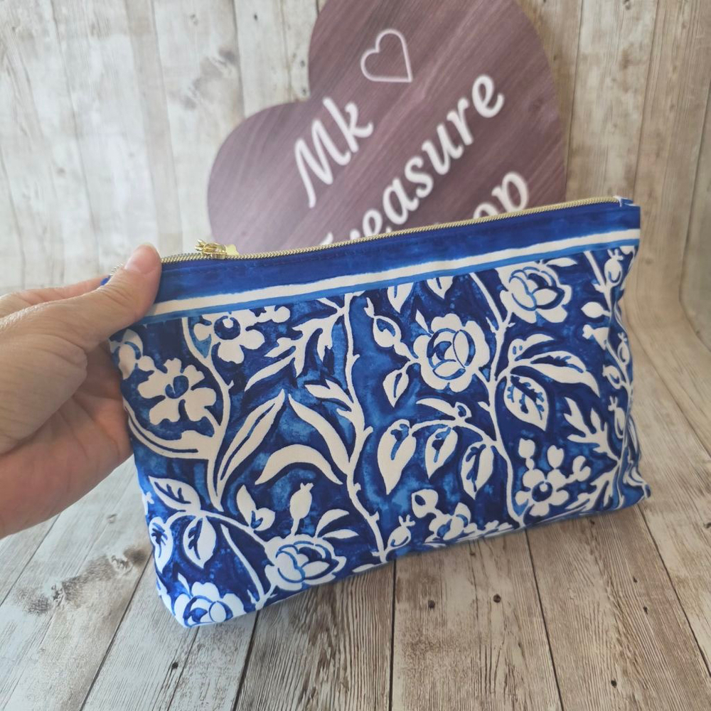 Estee Lauder Blue White Floral Cosmetic Bag - Picture 6 of 7